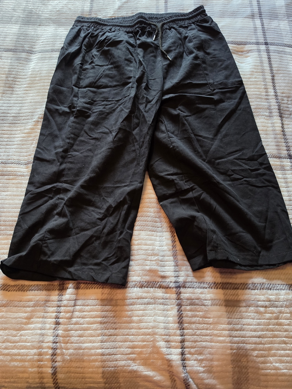 Women's Black Drawstring Capris with Side Pockets